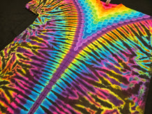 Load image into Gallery viewer, 2XL. Honeycomb V tee.
