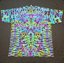 Load image into Gallery viewer, 2XL. Psychedelic scrunch tee.
