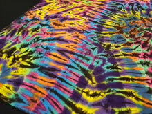 Load image into Gallery viewer, XL. Tie dye shirt. Scrunch tee.
