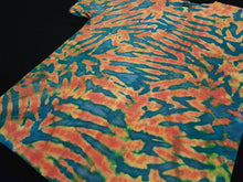 Load image into Gallery viewer, Large. Scrunch tee.
