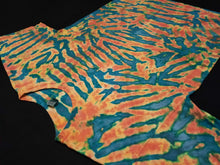Load image into Gallery viewer, Large. Scrunch tee.
