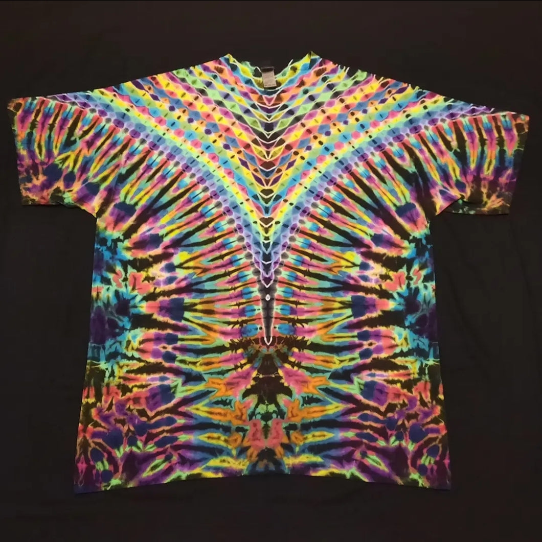 2XL. Tie dye shirt. Psychedelic pleat V tee.