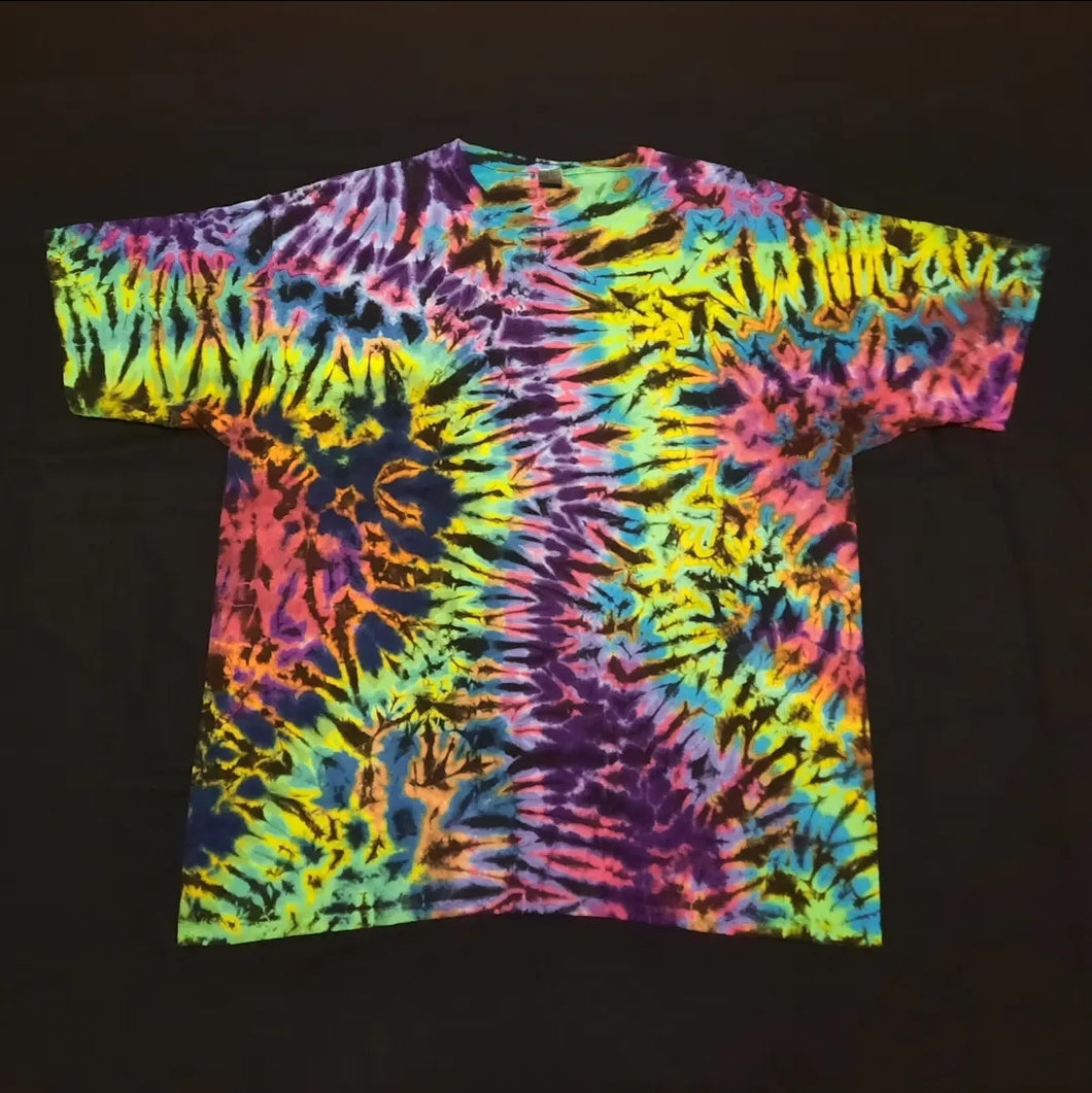 2XL. Tie dye shirt. High contrast scrunch tee.