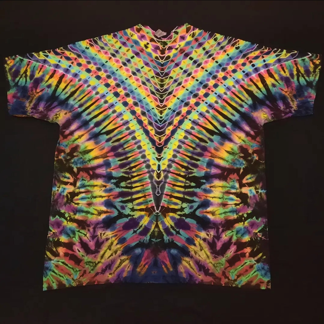 2XL. Tie dye shirt. Psychedelic pleat V tee.
