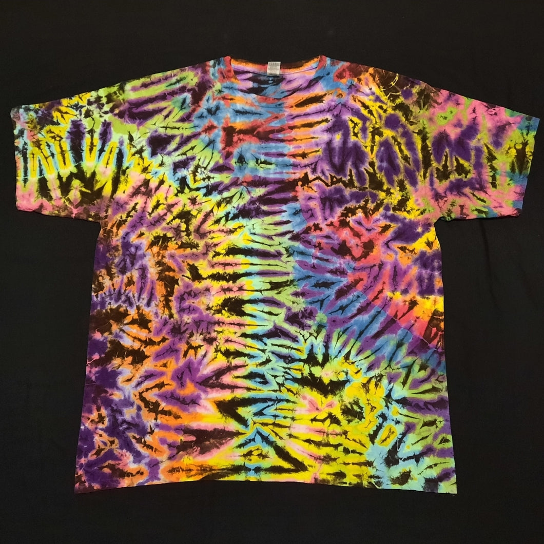 2XL. Tie dye shirt. High contrast scrunch tee.