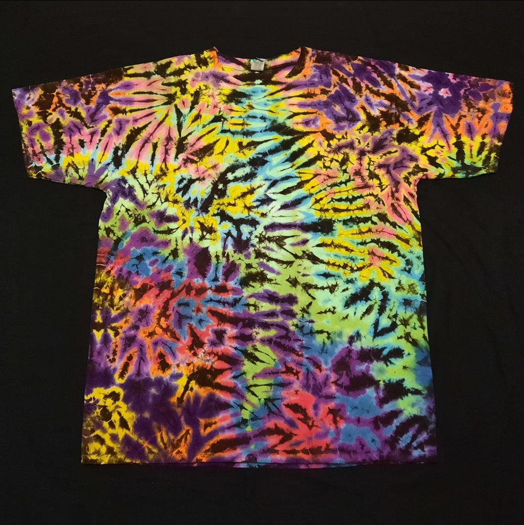 XL. Tie dye shirt. High contrast scrunch tee.
