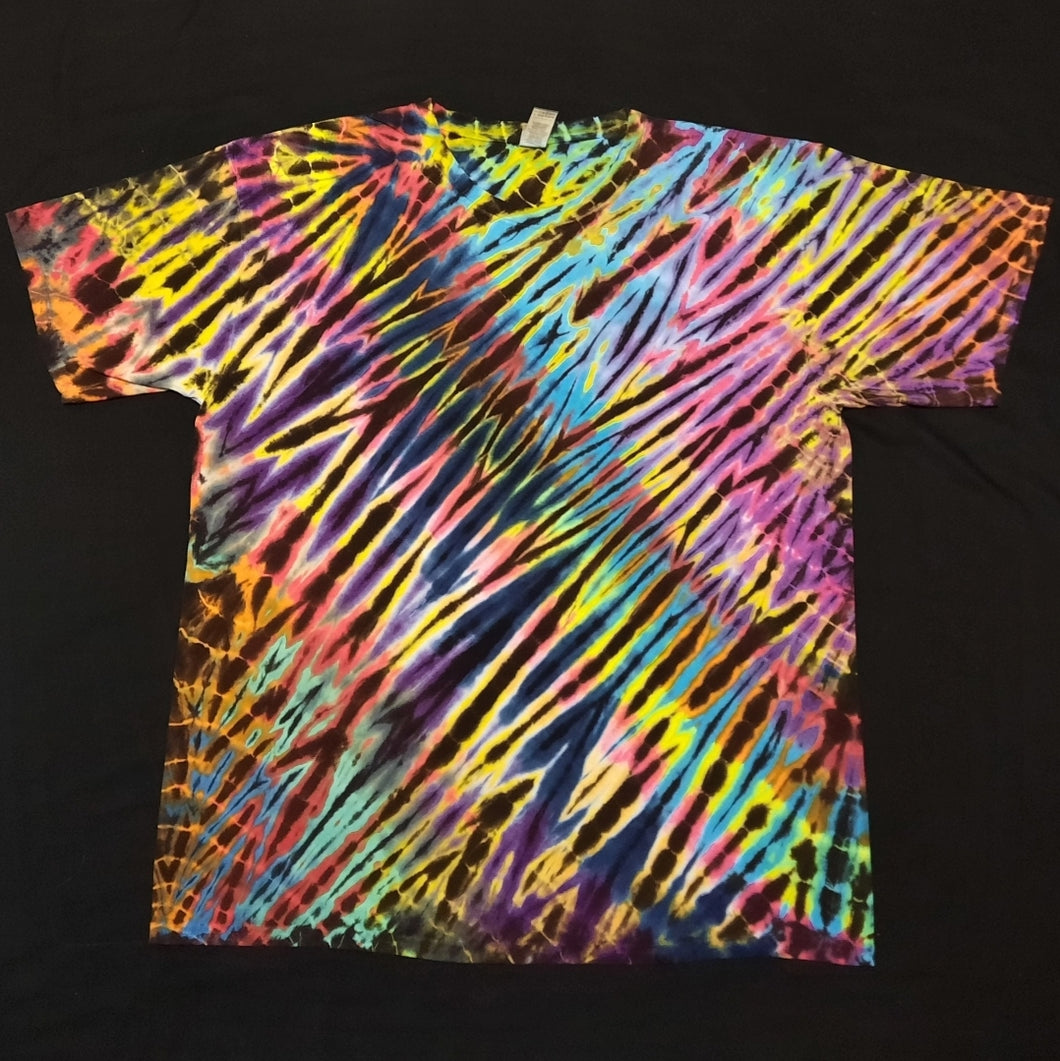 XL. Tie dye shirt. High contrast stripes tee.