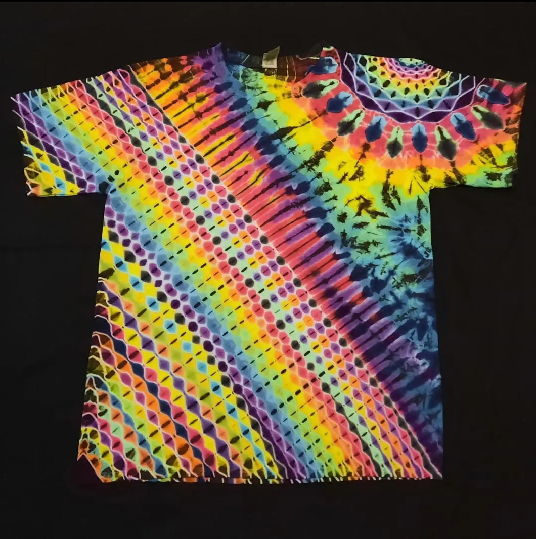 Large. Tie dye shirt. Mandala/psychedelic pleat combo tee.