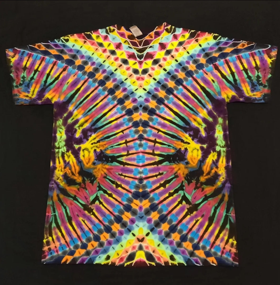Large. Tie dye shirt. Psychedelic V variation tee.
