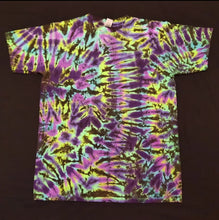 Load image into Gallery viewer, Medium. Tie dye shirt. Scrunch tee.
