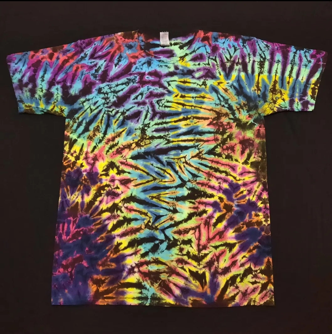 Large. Tie dye shirt. High contrast scrunch tee.