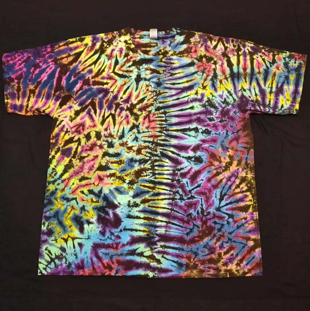 2XL. Tie dye shirt. High contrast scrunch tee.