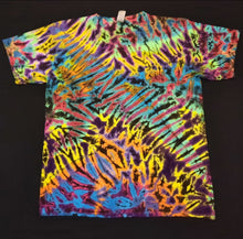 Load image into Gallery viewer, Large. Tie dye shirt. Scrunch tee.
