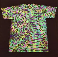 Load image into Gallery viewer, Medium. Scrunch tee.
