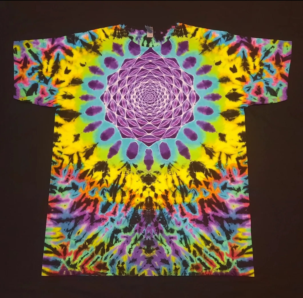 XL. Mandala/psychedelic scrunch tee.